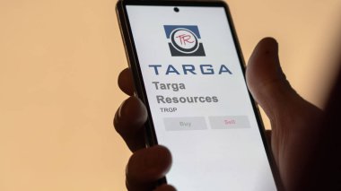 09 Nisan 2024, Houston, Teksas. Takas ekranındaki Targa Kaynakları 'nın logosuna yaklaş. Targa Kaynak fiyatları hisse senetleri, bir aygıt üzerinde TRGP $.