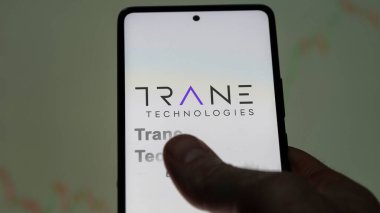 09 Nisan 2024, Dublin, İrlanda. Bir değiş tokuş ekranındaki Trane Teknolojileri logosuna yaklaş. Trane Teknoloji hisse senetleri, bir cihaza TT $.