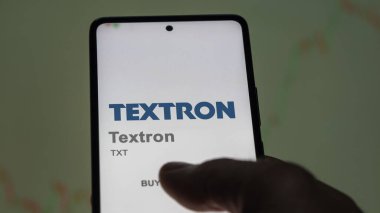 09 Nisan 2024, Providence, Rhode Island. Bir değiş tokuş ekranında Textron 'un logosuna yaklaş. Textron fiyat hisseleri, bir aygıt üzerinde TXT $.