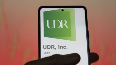 09 Nisan 2024, Highlands Çiftliği, Colorado. Bir değiş tokuş ekranında UDR A.Ş. 'nin logosuna yaklaş. UDR, Inc fiyat hisseleri, bir aygıt için UDR $.
