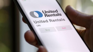 29 Nisan 2024, Stamford, Connecticut. Bir değiş tokuş ekranındaki United Rentals logosuna yaklaş. Birleşik Kiralama hisse senetleri, bir aygıt üzerinde URI $.