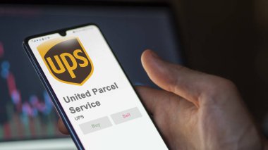 09 Nisan 2024, Sandy Springs, Georgia. Bir değiş tokuş ekranındaki Birleşik Paket Servisinin logosuna yaklaş. Birleşik Paket Servis fiyat hisseleri, bir aygıt üzerinde $UPS.