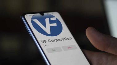 09 Nisan 2024, Denver, Colorado. VF Şirketi 'nin logosuna bir değiş tokuş ekranında yaklaş. VF Şirketi hisse senetleri, VFC $'lık cihaz..