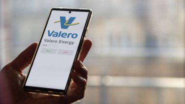 09 Nisan 2024, San Antonio, Teksas. Bir değiş tokuş ekranındaki Valero Enerji logosuna yaklaş. Valero Enerji Fiyat Hisseleri, bir cihaza VLO $.