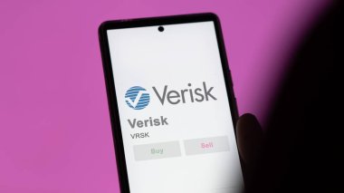 09 Nisan 2024, Jersey City, New Jersey. Değiş tokuş ekranındaki Verisk logosuna yaklaş. Verisk fiyat hisseleri, bir aygıtta VRSK $.