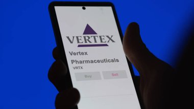 29 Nisan 2024, Cambridge, Massachusetts. Bir değiş tokuş ekranındaki Vertex Eczacılık logosuna yaklaş. Vertex İlaç Fiyat Hisseleri, bir cihaza VRTX $.