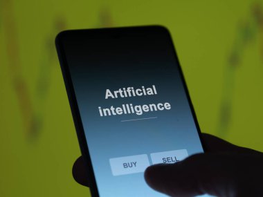 Ekrandaki yapay zeka fonunu analiz eden bir yatırımcı. Bir telefon Yapay Zeka fiyatlarını gösterir