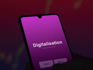 Ekrandaki dijitalleştirme fonunu analiz eden bir yatırımcı. Bir telefon dijitalleşmenin fiyatlarını gösterir