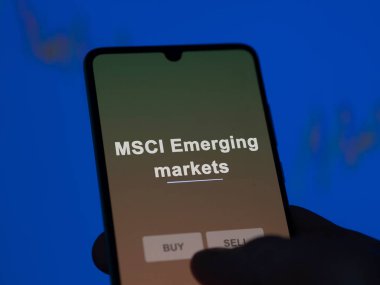 Bir yatırımcı ekrandaki Msci gelişmekte olan piyasaları inceliyor. MSCI 'nin yükselen piyasalarının fiyatlarını gösteren bir telefon