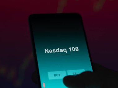 Ekranda Nasdaq 100 etf fonunu analiz eden bir yatırımcı. Nasdaq 100 'ün fiyatlarını gösteren bir telefon.
