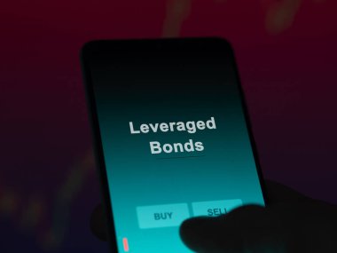 Yatırımcı ekrandaki kaldıraçlı tahvil fonunu analiz ediyor. Koz Tahvilleri 'nin fiyatlarını gösteren bir telefon