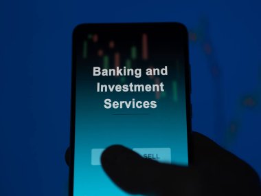 Bir yatırımcı ekrandaki bankacılık ve yatırım hizmetlerini analiz ediyor. Bankacılık ve Yatırım Hizmetlerinin fiyatlarını gösteren bir telefon
