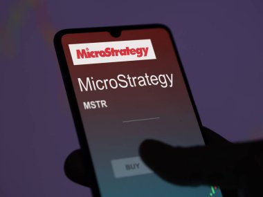 Bir borsada mikrostrateji MSTR hisselerini analiz eden yatırımcı.