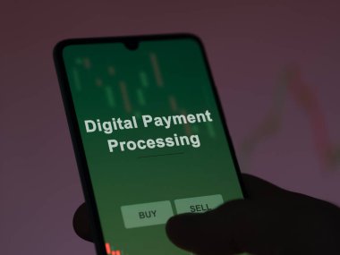 Ekrandaki dijital ödeme işleme fonunu analiz eden bir yatırımcı. Dijital Ödeme İşlemlerinin fiyatlarını gösteren bir telefon
