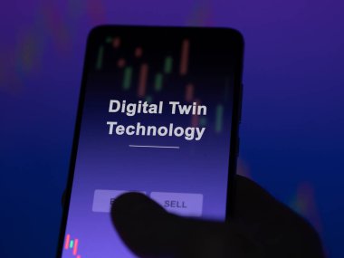 Ekrandaki dijital ikiz teknoloji fonunu analiz eden bir yatırımcı. Dijital İkiz Teknolojisinin fiyatlarını gösteren bir telefon