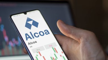 26 Mart 2024, Alcoa logosu beyaz bir duvarda, salon binasının içinde AA markası..