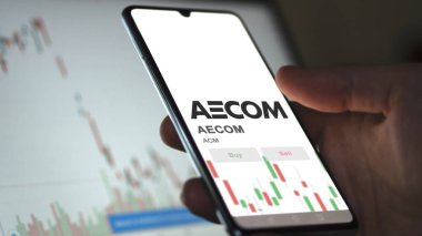 26 Mart 2024, AECOM logosu bir holdeki beyaz bir duvarda, ACM marka kapalı alanda..