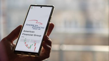 26 Mart 2024, Amerikan Finansal Grubu logosu bir salon binasının beyaz duvarında, AFG markası..