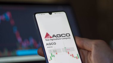 26 Mart 2024, beyaz bir duvarda AGCO logosu var. Salon içinde AGCO markası var..