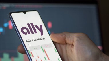 26 Mart 2024, Ally Financial 'ın logosu bir salon binasının beyaz duvarında..