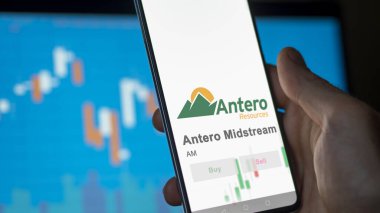 26 Mart 2024, Antero Midstream logosu. Salon binasının beyaz bir duvarında. AM markası..