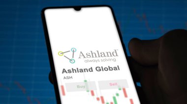 26 Mart 2024, Ashland Global logosu bir holdeki beyaz bir duvarda, ASH markası..