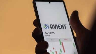 26 Mart 2024. Beyaz duvarlı Avient logosu. Salon binasında..