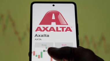 26 Mart 2024, Axalta 'nın logosu beyaz bir duvarda, salon binasının içinde AXTA markası..