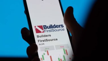 26 Mart 2024, bina içinde BLDR markası olan beyaz bir duvarda 