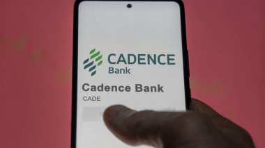 26 Mart 2024, Cadence Bank logosu. Salon binasının beyaz bir duvarında. Kapalı alandaki CADE markası..