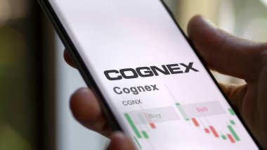 26 Mart 2024, Cognex logosu bir salon binasının beyaz duvarında, CGNX markası..
