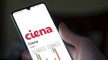 26 Mart 2024, Ciena 'nın logosu salon binasının beyaz bir duvarında..