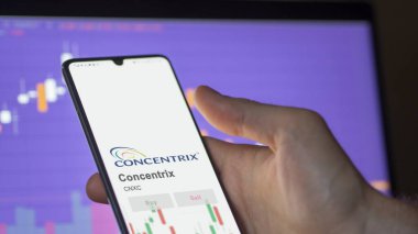26 Mart 2024, beyaz bir duvarda Concentrix logosu, bir salon binasında, CNXC markası..