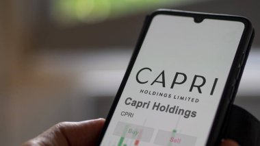 26 Mart 2024, Capri Holding 'in logosu salon binasının beyaz bir duvarında, CPRI markası..