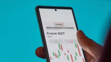 26 Mart 2024, Crane NXT logosu. Salon binasının beyaz bir duvarında. Kapalı alandaki CXT markası..