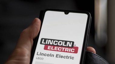 26 Mart 2024, Lincoln Elektrik logosu beyaz bir duvarda, salon binasında, LECO markası..