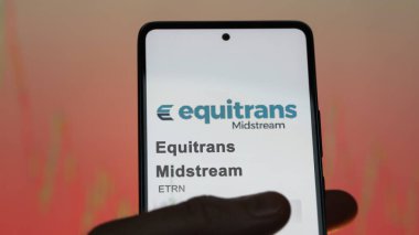 26 Mart 2024, Equitrans Midstream logosu bir salon binasının beyaz duvarında, ETRN markası..