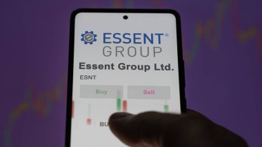 26 Mart 2024, Essent Grup Ltd. 'nin logosu bir salon binasının beyaz duvarında, ESNT markası..