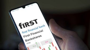 26 Mart 2024, First Financial Bankshare logosu. Salon binasındaki beyaz bir duvarda. Kapalı alandaki FFIN marka..