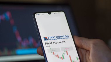 26 Mart 2024, First Horizon logosu. Salon binasının beyaz bir duvarında. FHN markası..
