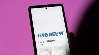 26 Mart 2024 'te, Five Alow' un logosu bir salon binasının beyaz duvarında, 5 dolarlık kapalı kapılar ardında..