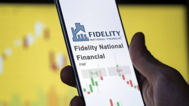 26 Mart 2024, Fidelity Ulusal Finans logosu bir salon binasının beyaz duvarında, kapalı alan markası FNF..