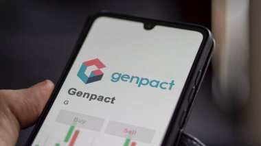 26 Mart 2024, Genpact logosu. Salon binasının beyaz bir duvarında. G dolarlık iç mekan..