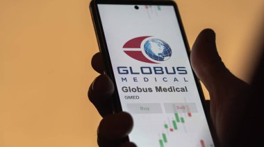 26 Mart 2024, Globus Medikal 'in logosu bir holdeki beyaz bir duvarda, GMED markası..