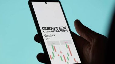 26 Mart 2024, Gentex logosu bir holdeki beyaz bir duvarda, GNTX markası..