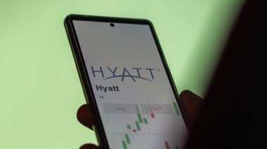 26 Mart 2024 'te, Hyatt' ın logosu beyaz bir duvarda, salon binasının içinde H dolarlık bir marka..