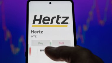 26 Mart 2024, Hertz 'ün logosu salon binasındaki beyaz bir duvarda, HTZ markası..