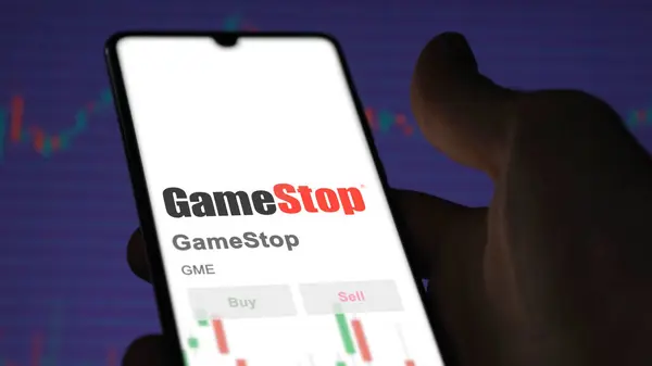 26 Mart 2024, GameStop logosu. Salon binasındaki beyaz bir duvarda. Kapalı alandaki GME markası..