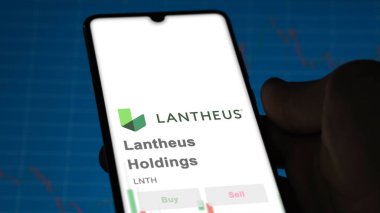 26 Mart 2024, Lantheus Holding 'in logosu salon binasının beyaz bir duvarında..