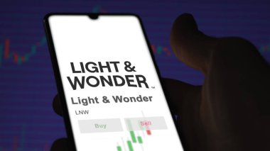 26 Mart 2024, Light & Wonder logosu bir salon binasının beyaz duvarında, LNW markası..